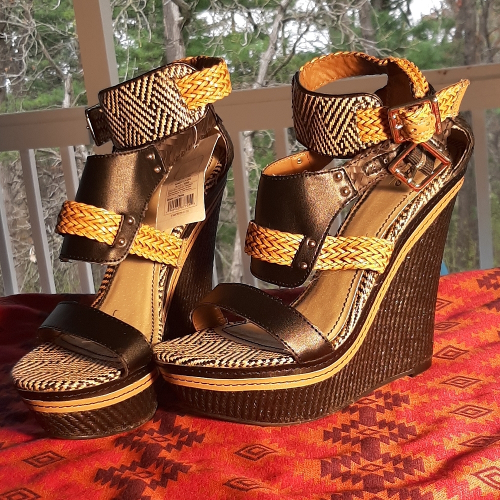 Sexy platform wedges ...💋
